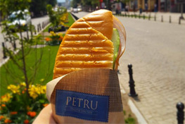 Varianta de gust superlativ în noul sandwich toast PETRU